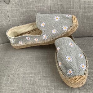 Like new Soludos flower embroidered espadrilles size 6.5